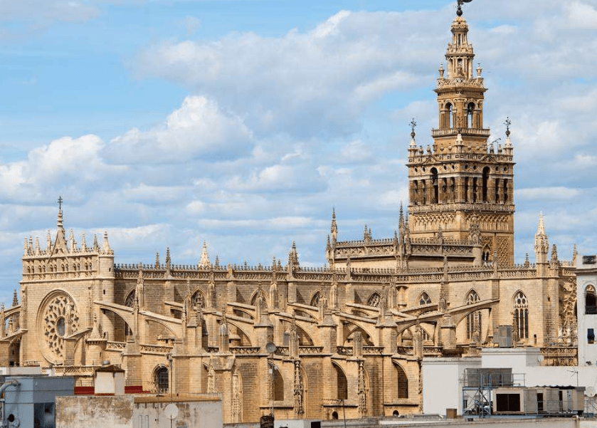 西班牙最美的古老广场，位于2700年古城之中，建筑雄伟门票却不贵