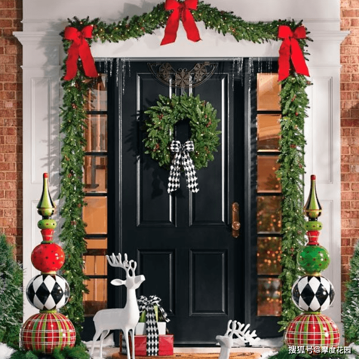 圣诞节前庭大门的节日装扮