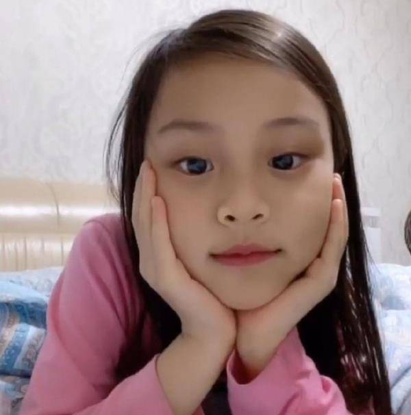 原创7岁甜馨知道爱美了画淡妆和妈妈拍视频但皮肤比李小璐黑好多