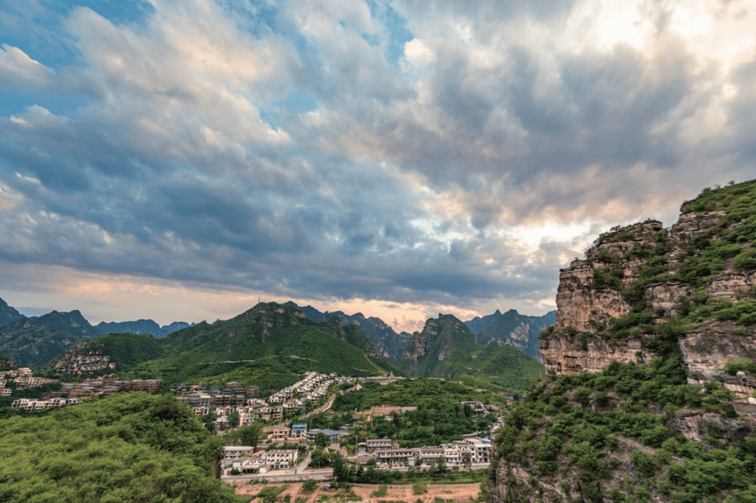 以打造精品景区景点和特色项目为支撑,形成"一环 ( 环太行国家旅游