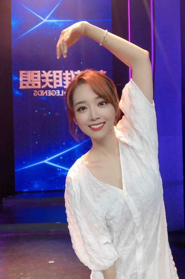 余霜直播透露择偶标准身高180以上能陪着自己环游世界