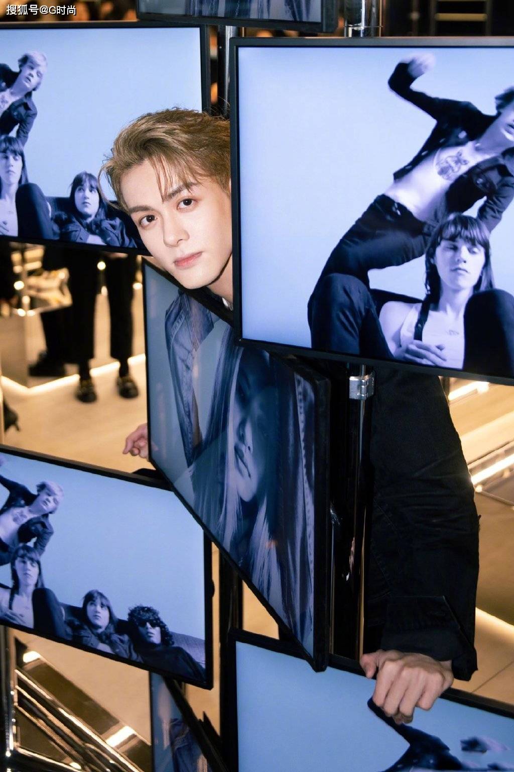 曾舜晞身穿黑色牛仔外套搭配同色牛仔裤,率性沉稳