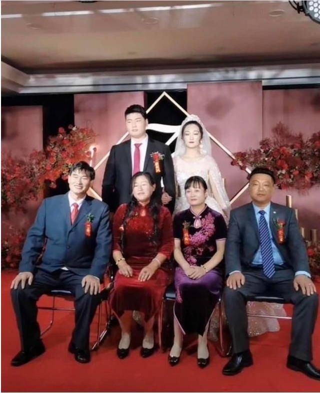 高颜值儿媳妇继承妈妈优秀基因,朱之文儿子大婚拍下一家六口全家福