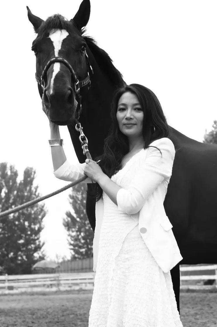 关于马术这项相对小众的运动,王蔷表示,马术运动由来已久,它是唯一一