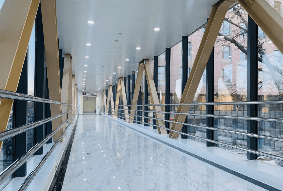 由3号楼3楼急诊儿科西侧经连廊与10号楼2楼相连10号楼位于解放大路与