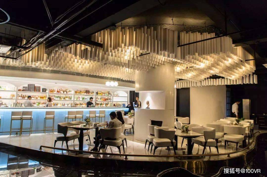 相同,只是鸡尾酒廊还设有高级的桌椅,沙发,环境较立式酒吧优雅舒适