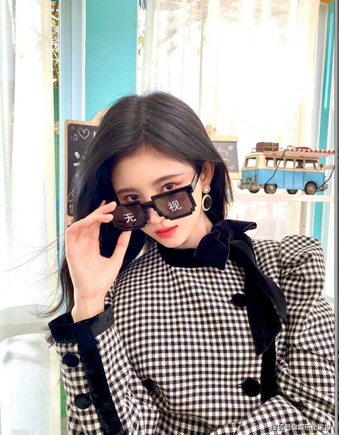 原创鞠婧祎豪发库存照疑回应身高争议照片细节却再惹质疑