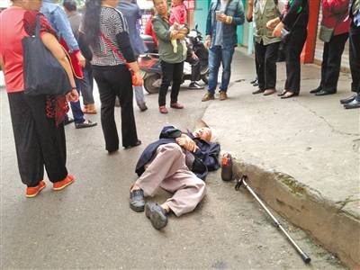 败光家产的牛群倾家荡产募捐400万揭露人性丑恶一面