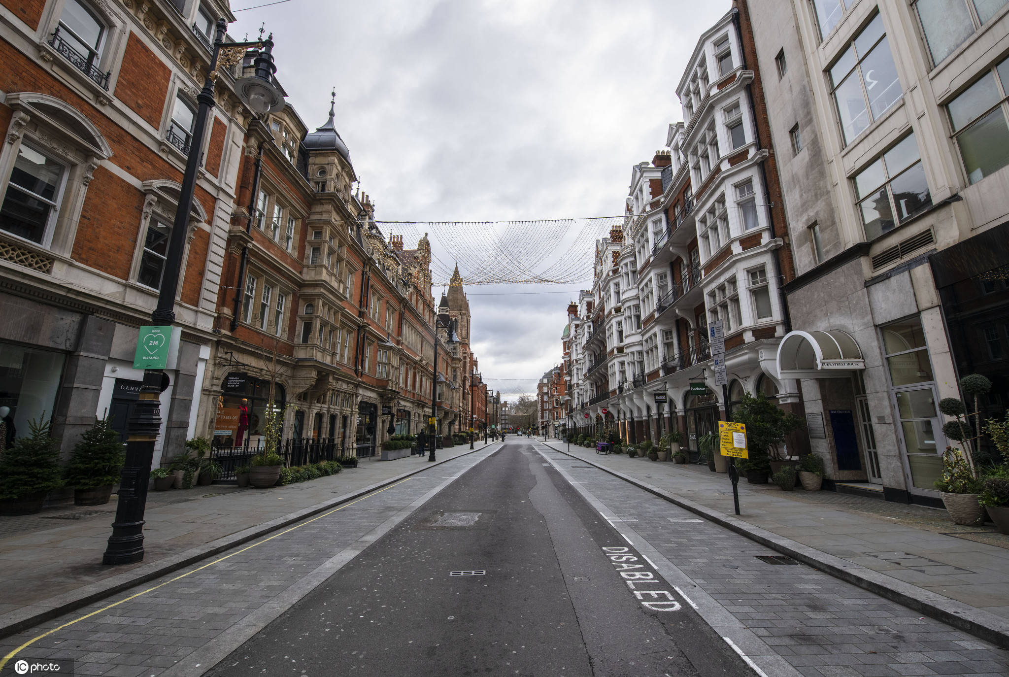伦敦圣诞节笼罩阴影下 街头空荡商家关门不复往日