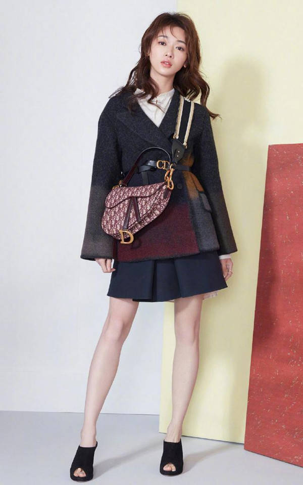 白茶茶主播也能学明星穿搭马鞍包这样用再也不担心会撞包