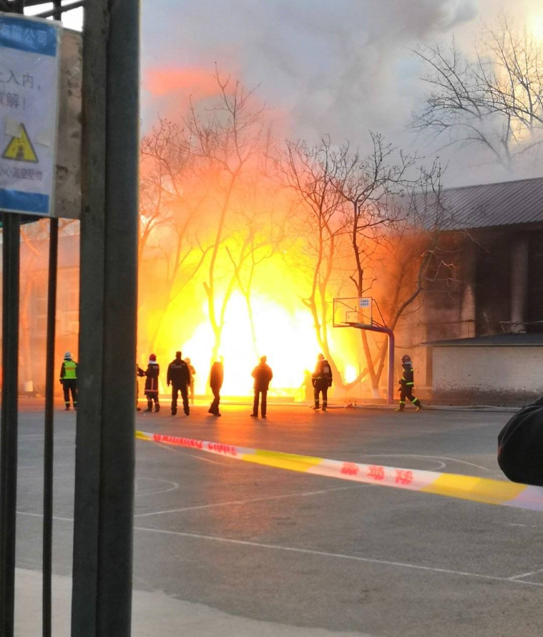 北京交通大学东校区发生起火事件:源于实验室爆炸,现场见到明火