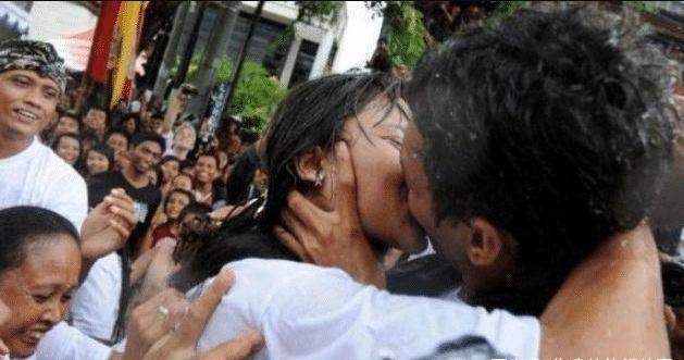 巴厘岛的“亲吻节”，美丽的女孩即使被亲哭也不能拒绝？