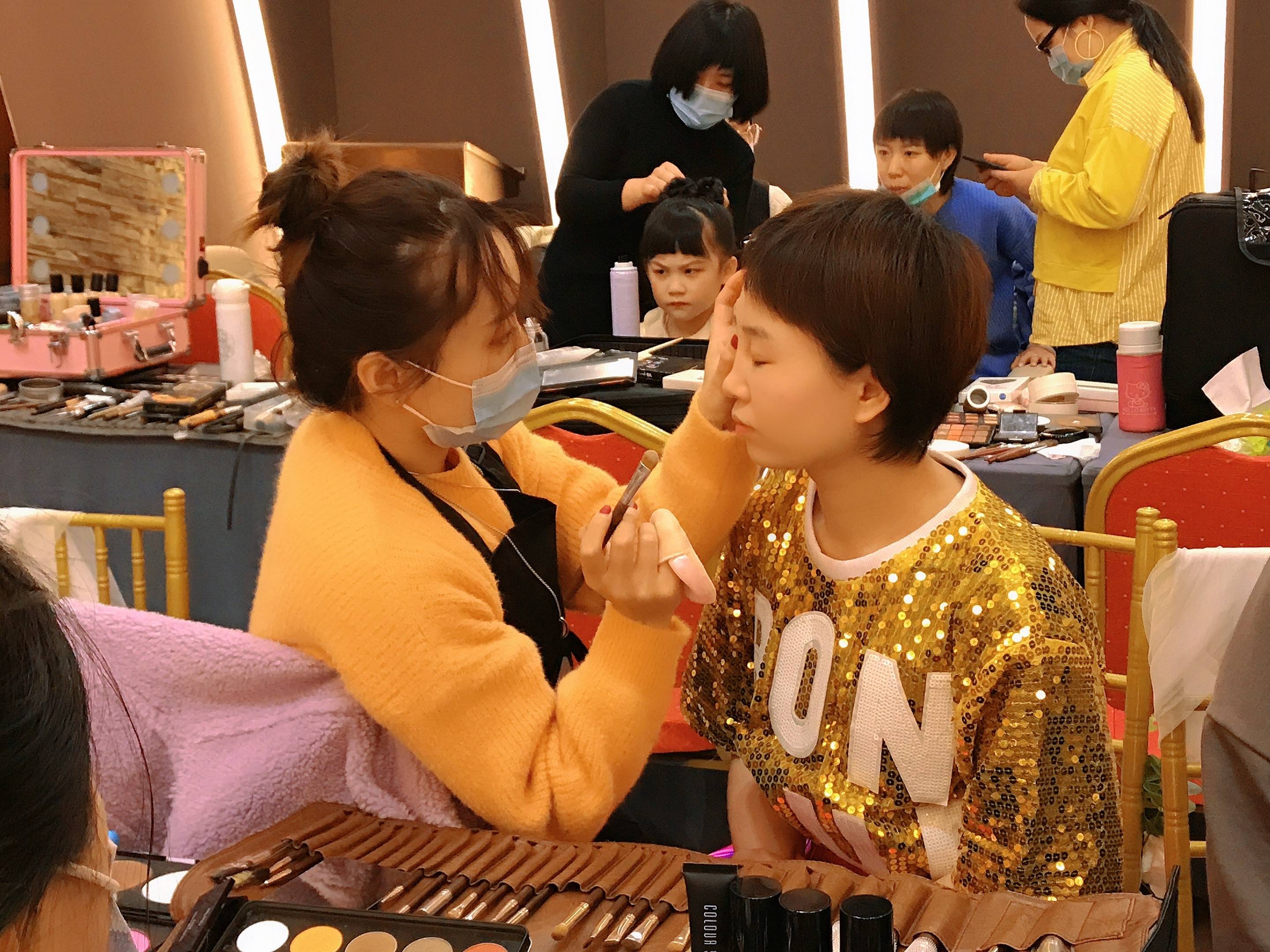 化妆学生,外出实习啦