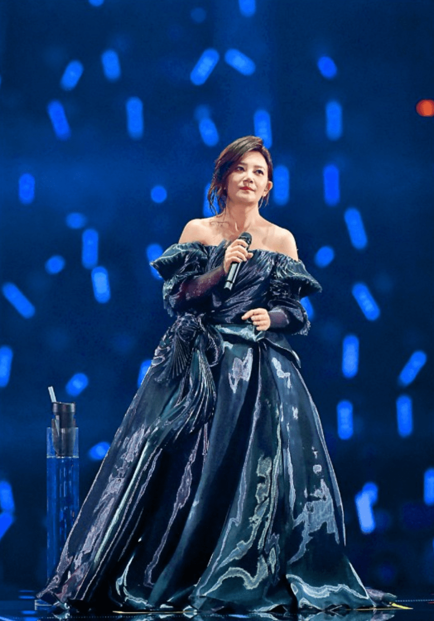 梁静茹离婚后首办演唱会唱分手快乐泪洒舞台前夫男友缺席