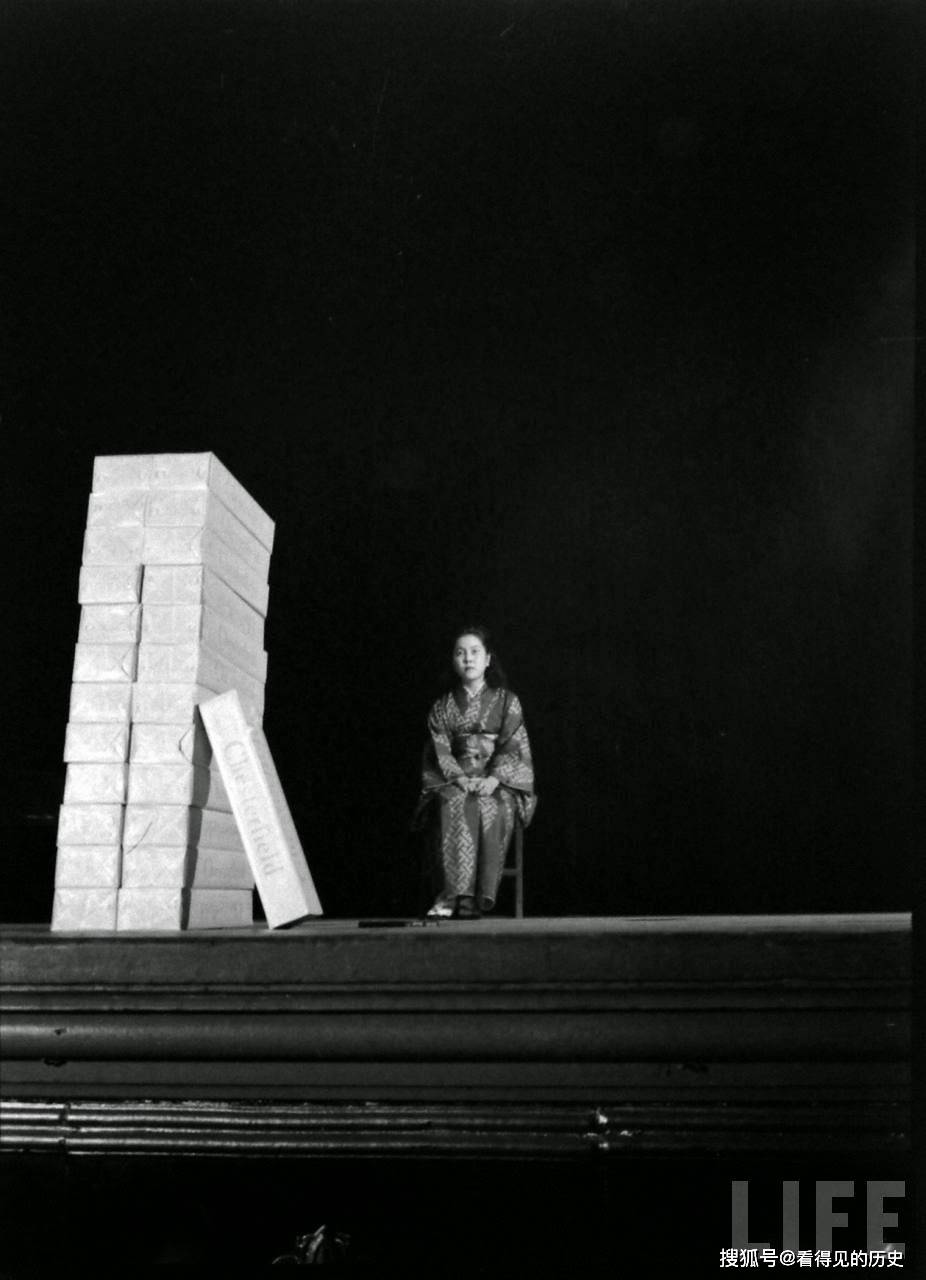 老照片 1946年的日本黑市 香烟成了硬通货