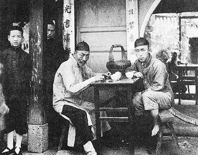 重庆作家写的重庆故事：袍哥情怀、茶博士，游走于重庆江湖文化