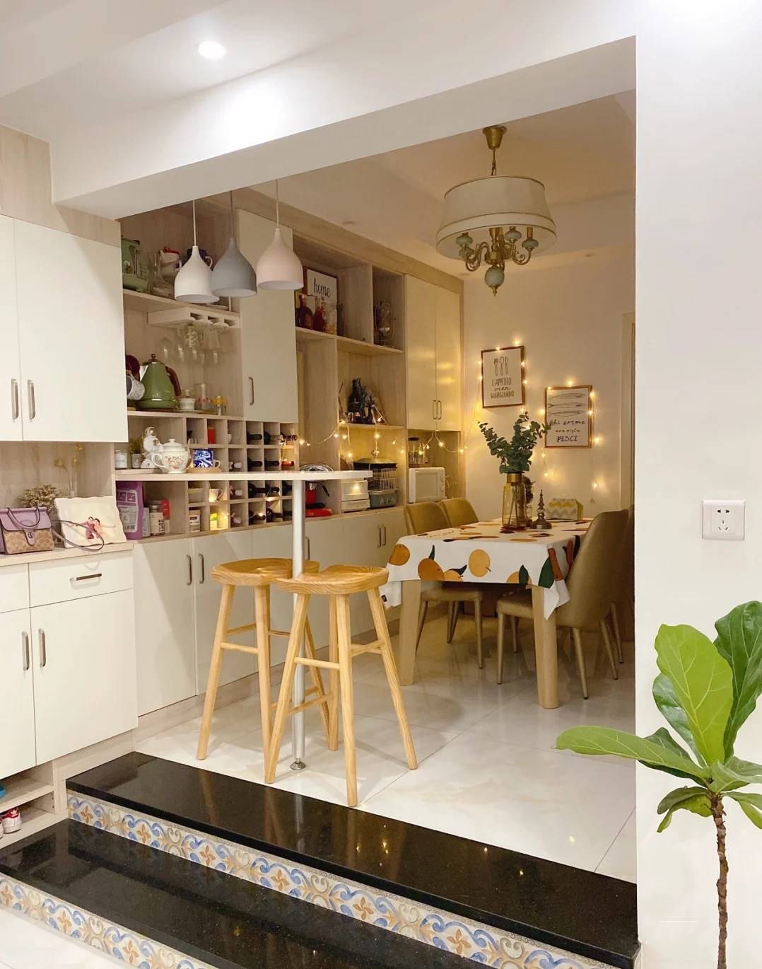 利用房屋本身的层高优势,这里将餐厅的地面做了个小抬高