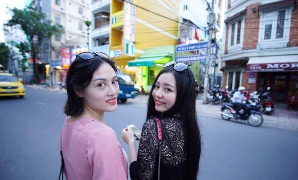 在越南下龙湾旅游的中国女孩颜值动人，她们容易欣喜起来