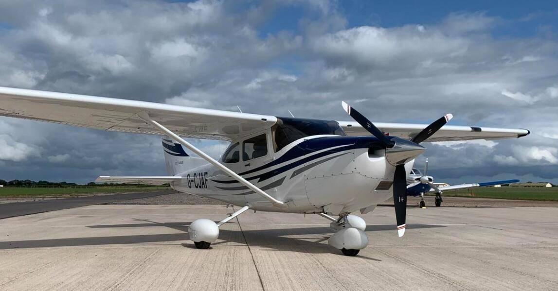 老飞机改装成新私人飞机,有自动驾驶系统,内饰和豪车很像