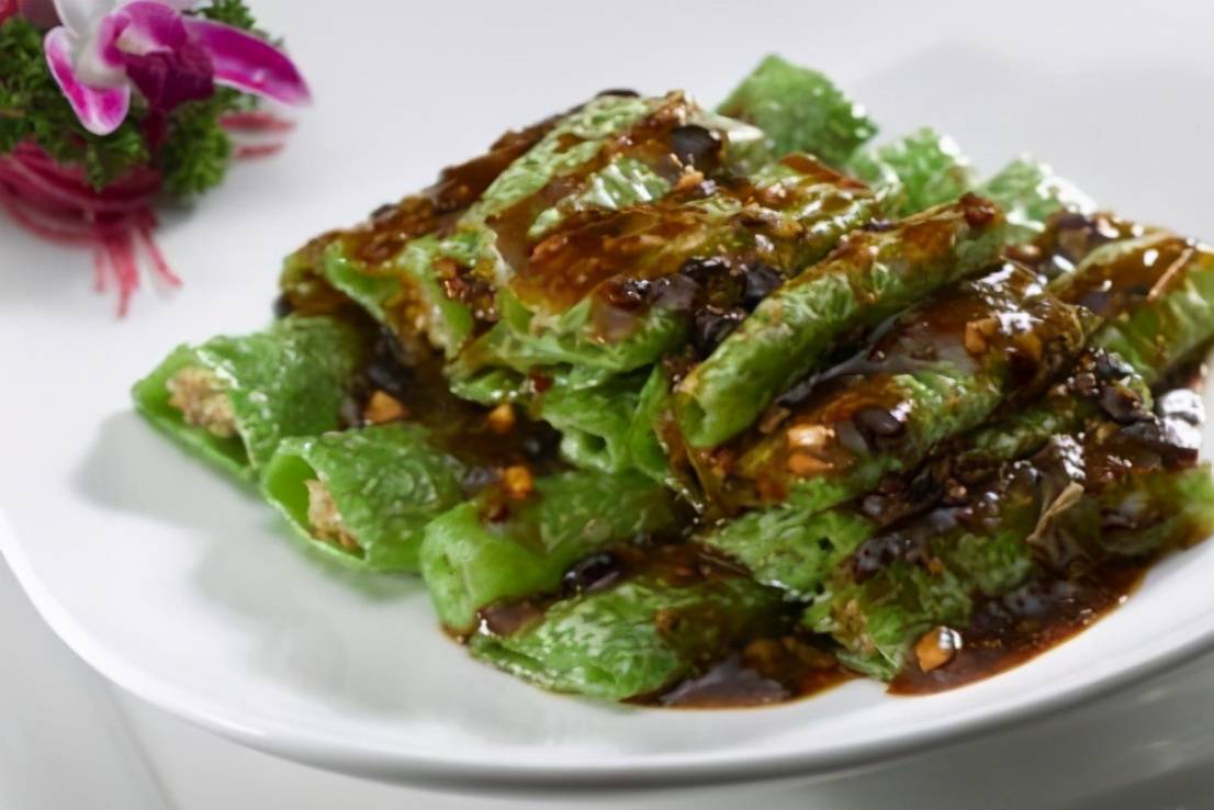 热锅凉油,油热四成时放辣椒中小火慢煎,一边煎一边用锅铲按压,把辣椒