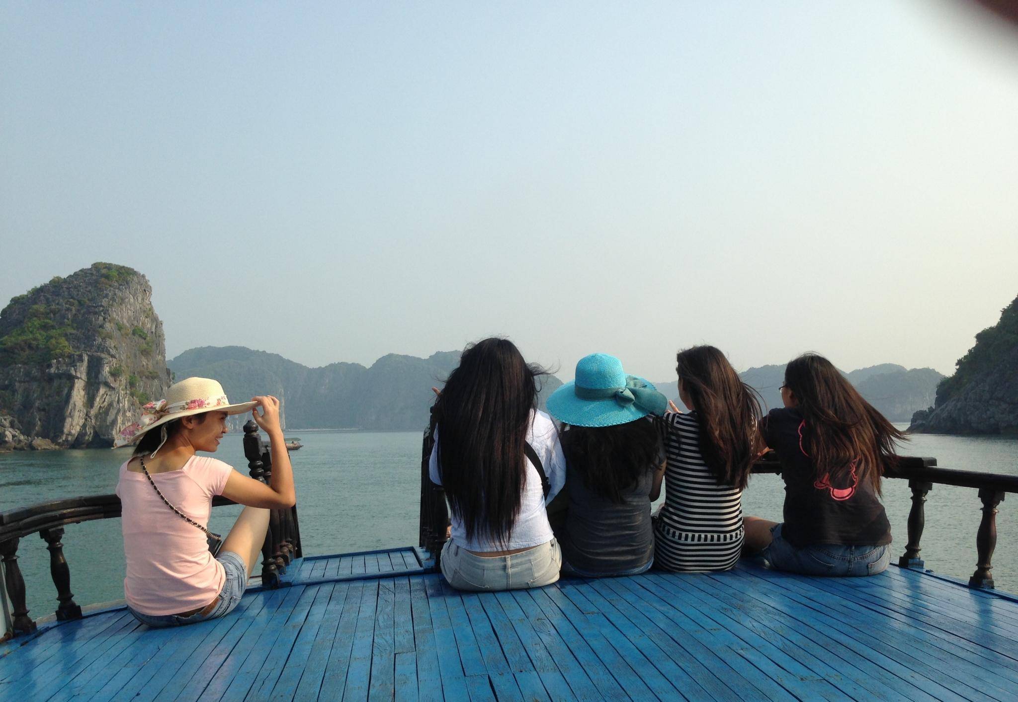 在越南下龙湾旅游的中国女孩颜值动人，她们容易欣喜起来