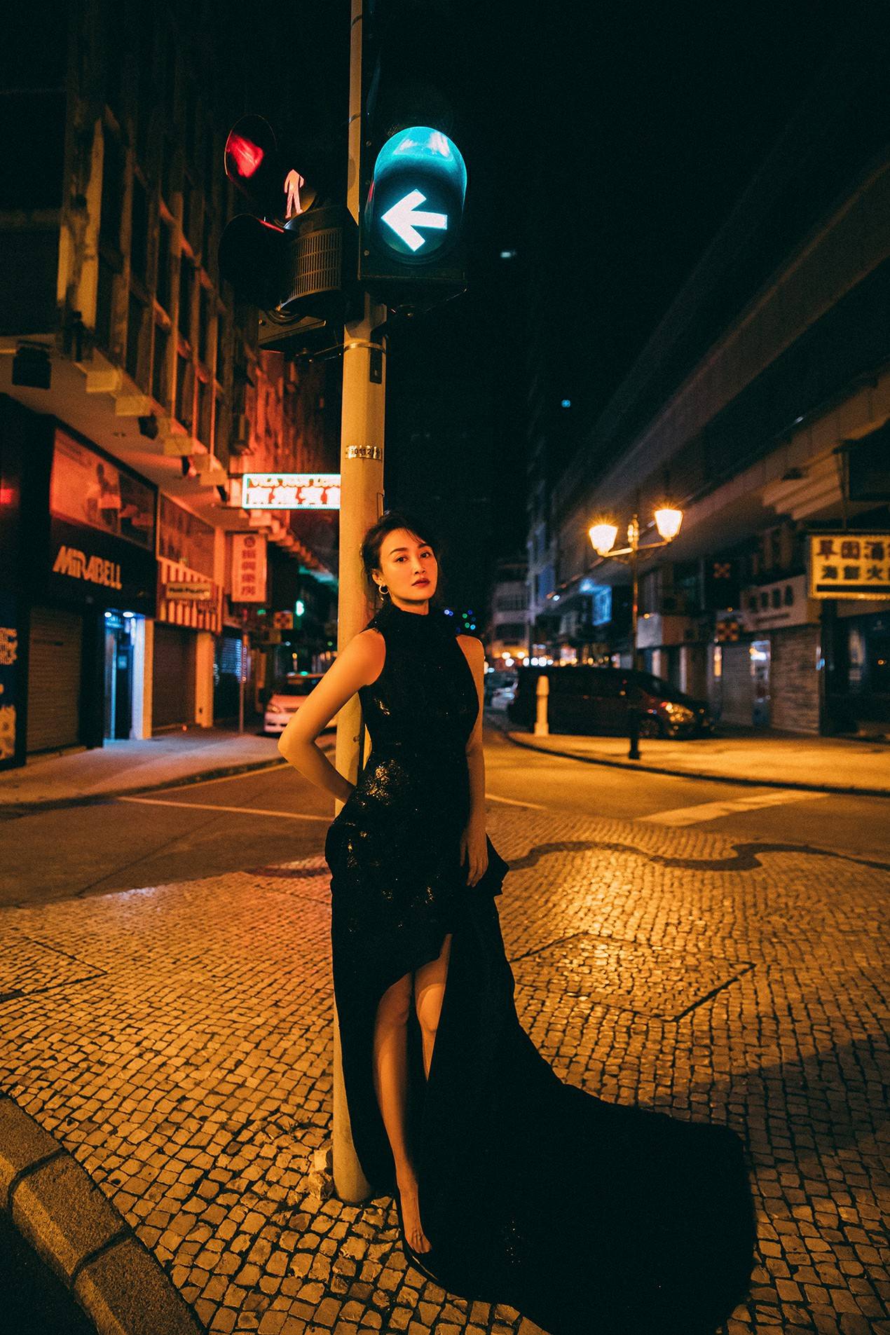 赵子琪华鼎奖重回主持舞台黑色开衩长裙典雅大气