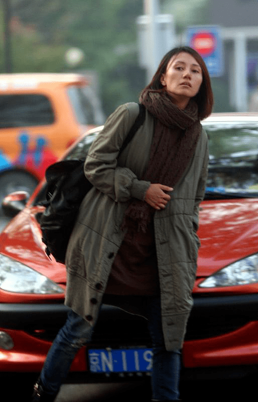 袁泉就算素颜也有魅力,一身随性搭配更显低调,一点没有明星架子_服装