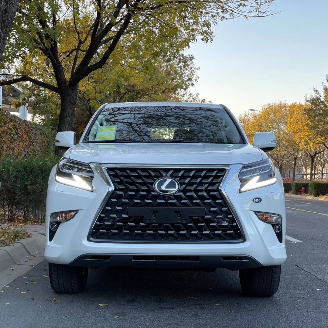雷克萨斯gx定位中大型硬派豪华suv,以进口方式销售,主要对标奔驰gle