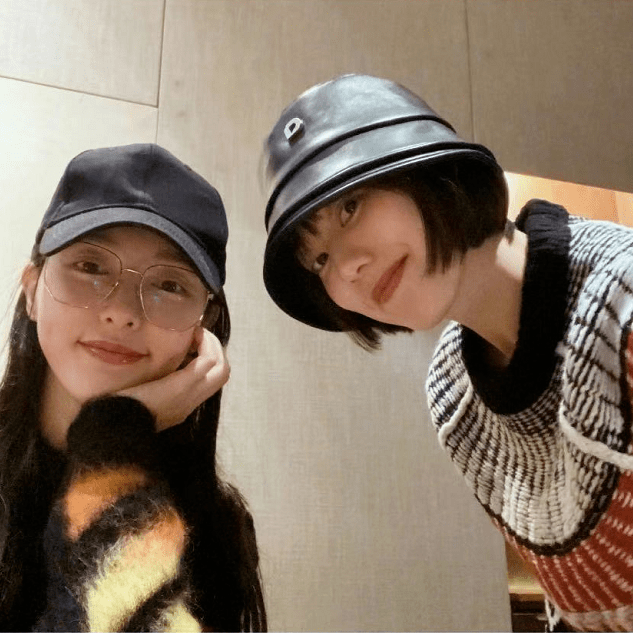 唐嫣与闺蜜王冠聚餐,变馋猫嘴上粘着食物残渣,托腮甜笑可爱超标