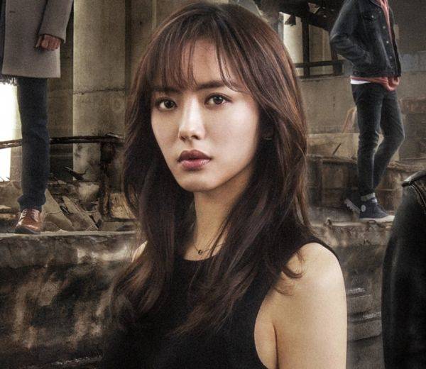 《阳光之下》官博终于营业!全员剧照被传,我却关注彭冠英站位