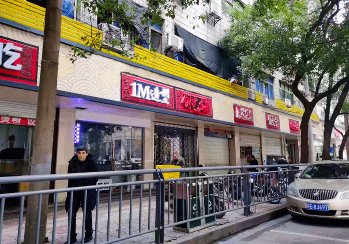 解放路的门楣店招变好看了!