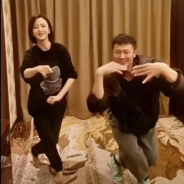 印小天佟丽娅一起跳舞十分默契 舞姿超魔性
