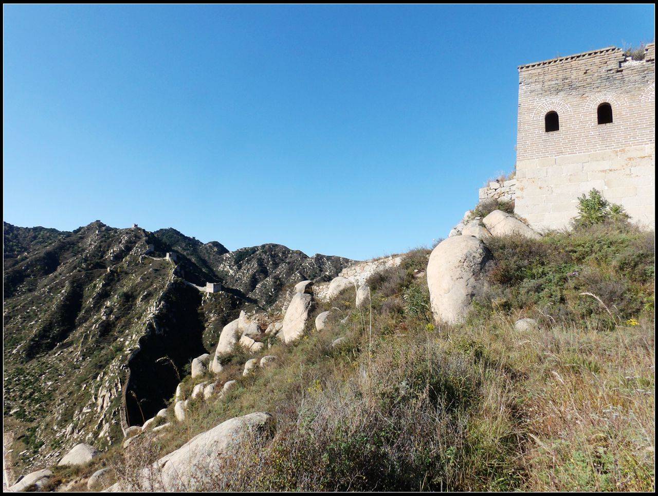 刀光暗淡硝烟尽,断壁残墙向天歌