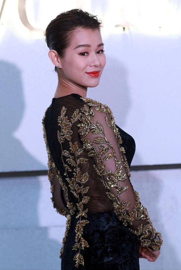 原创胡杏儿的造型有点失败虽然五官很精致但这裙子真是太显壮了