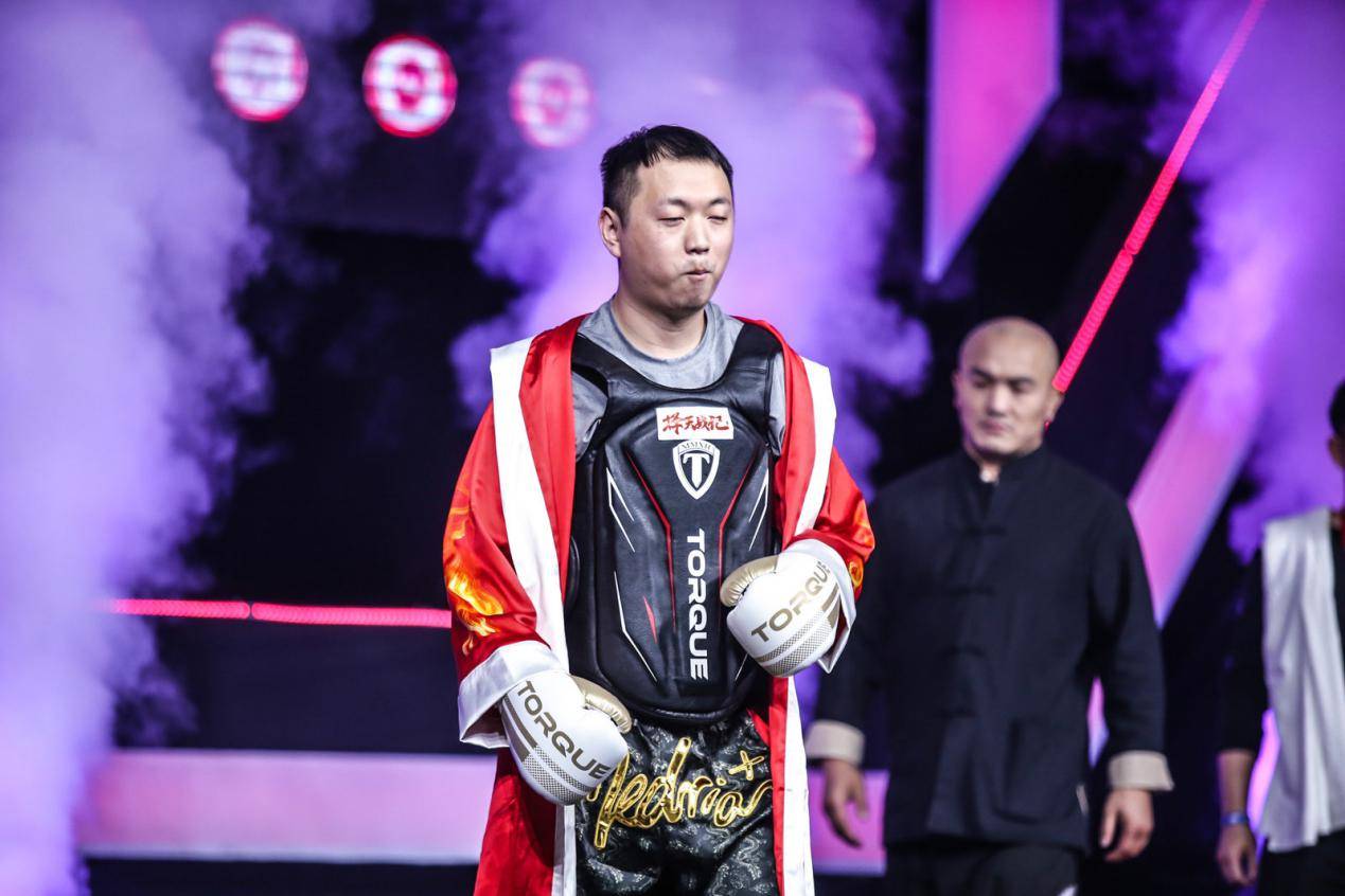 药水哥狂殴家暴男刘洲成!赛后强吻武僧一龙!