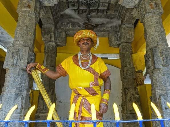 印度的"站神",连续10年站着不动,谁能让他动一下,打赏五千