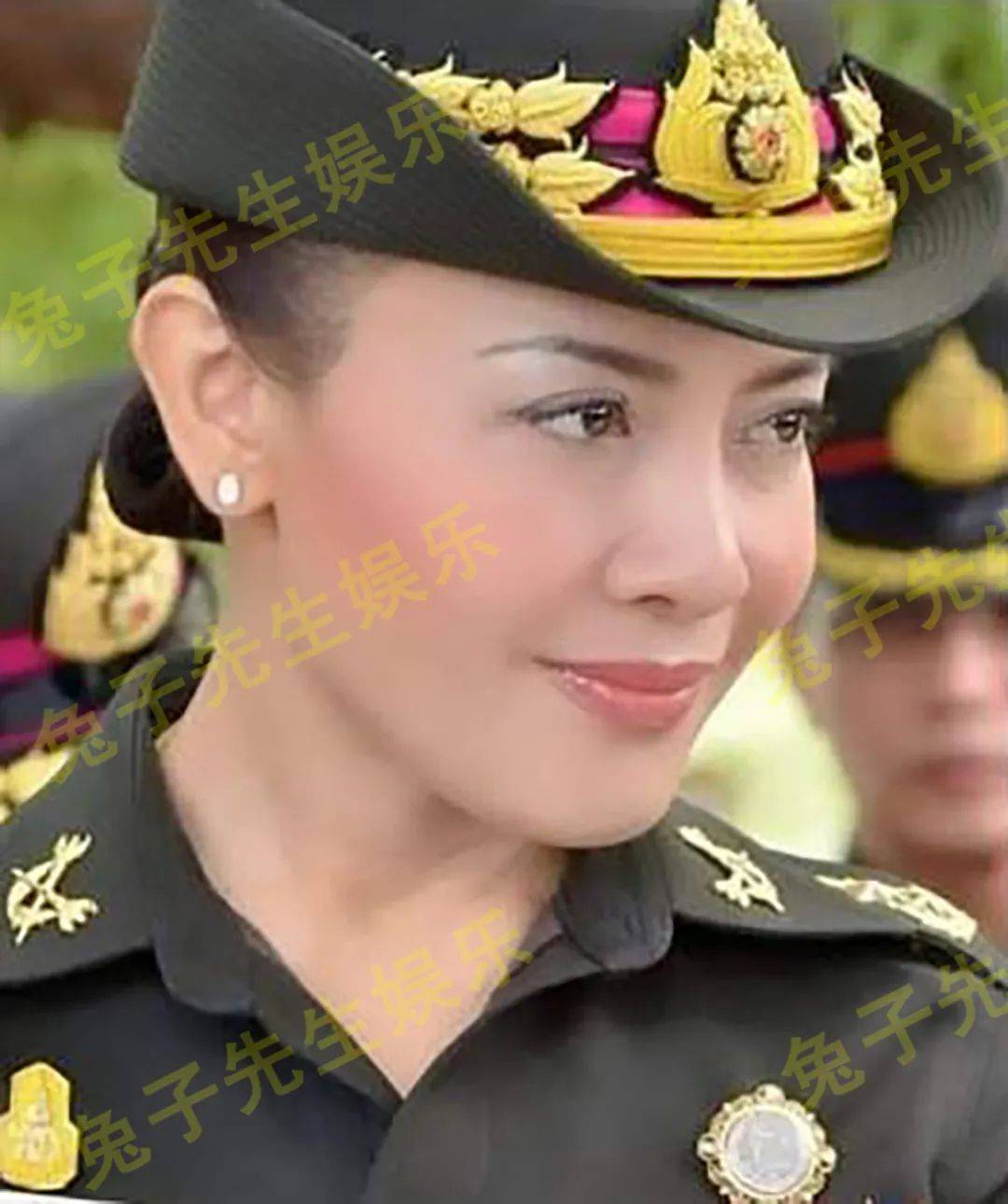 她是泰国国王亲封的皇家女军官,不仅有整套的白色军装,还有陆军军队