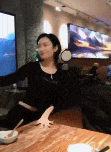 搞笑gif段子哥俩配合的还真是不错了也不知道练习了多少次