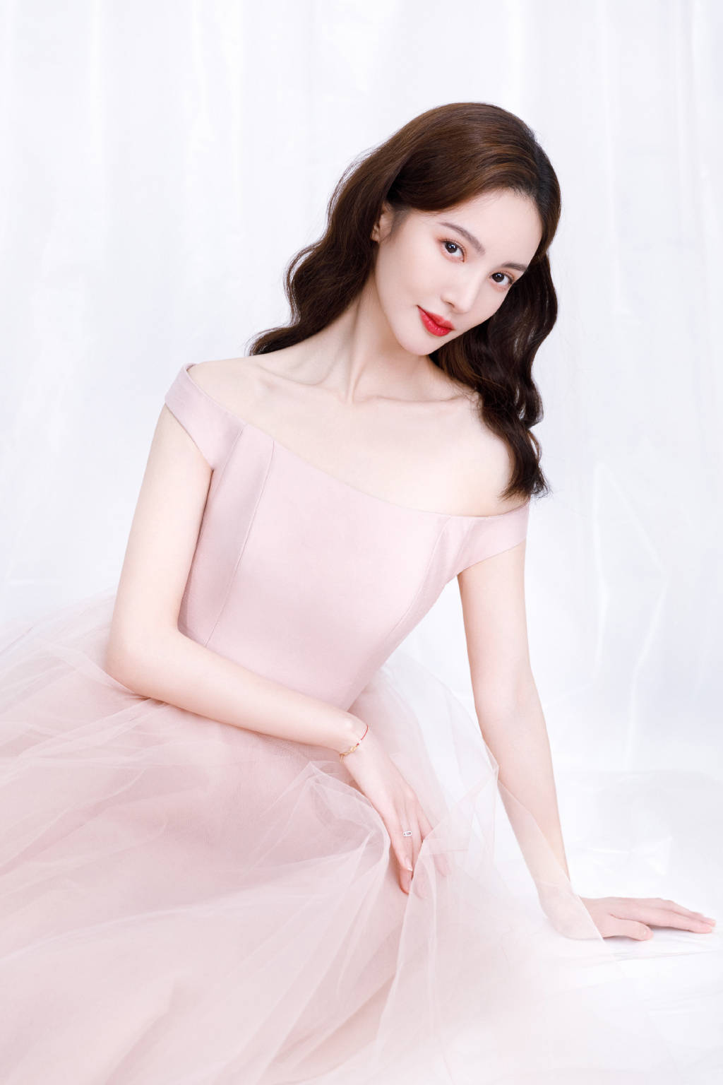 金晨央视跨年造型曝光!穿粉色抹胸长裙秀肩颈线