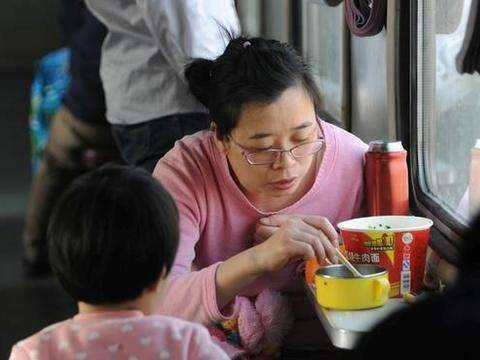 日本学生在中国坐火车，提出这个问题让乘务员头疼，哭笑不得