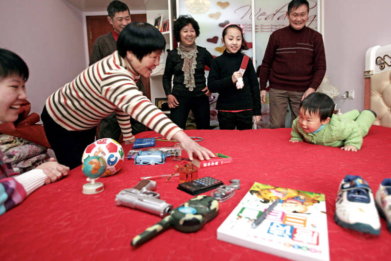 原创赵又廷女儿满岁"抓周",所拿物品意料之中,爷爷:这行业辛苦