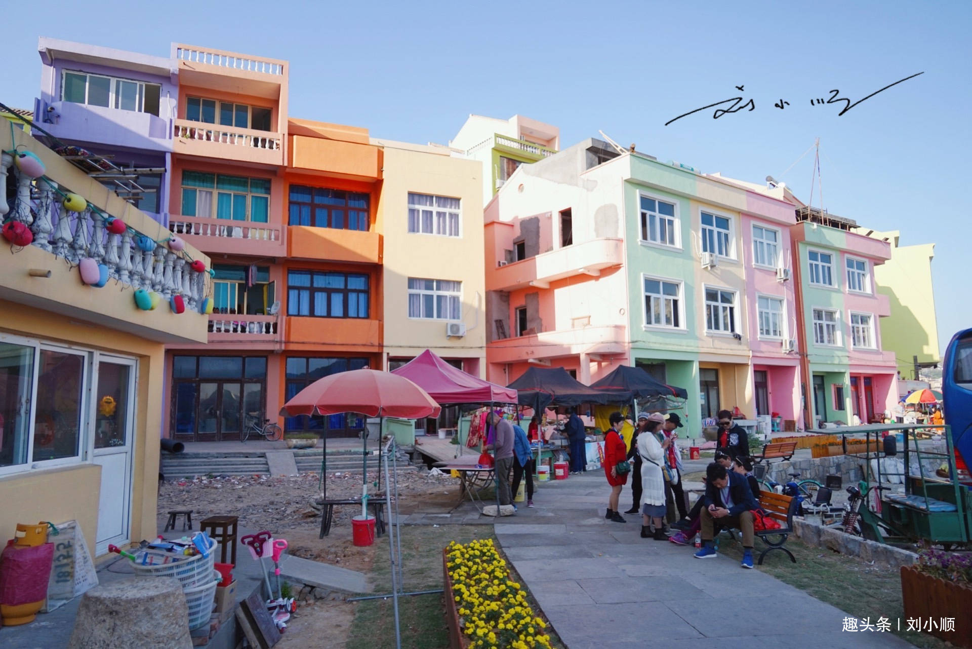 浙江小渔村被刷成彩虹色，瞬间变网红，游客：除拍照还能干啥？