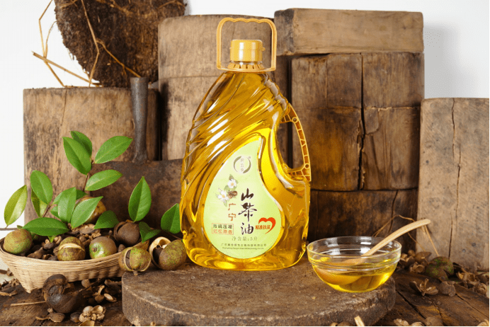 "国油"广宁山茶油新鲜开榨 网红大咖直播助农带货