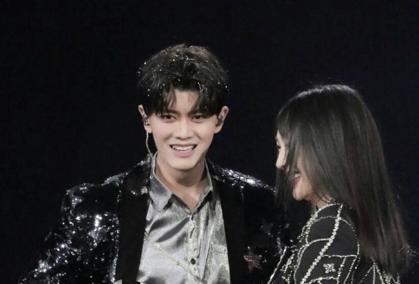 独一无二的任嘉伦牵手乘风破浪的姐姐李菲儿,深情演唱独一无二