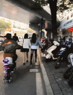 搞笑gif段子:这发箍送的不太美好啊