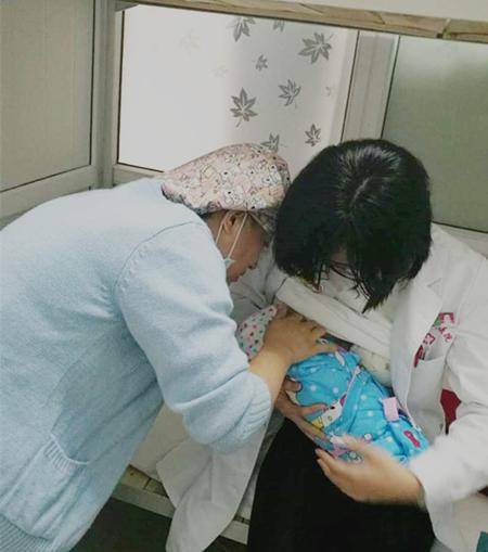 原创"奶头这么黑,娃不会中毒吗?",宝爸奇葩发问,让宝妈无地自容