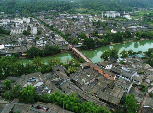 四川的一个“田园”古镇，四面环山水域充足，距离成都93公里