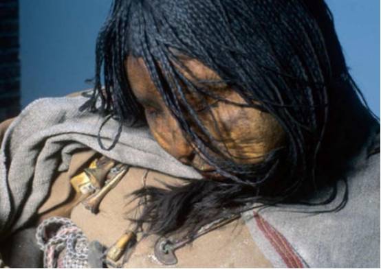 原创雪山现500年的少女尸骸宛如睡美人专家有毒继续冷藏