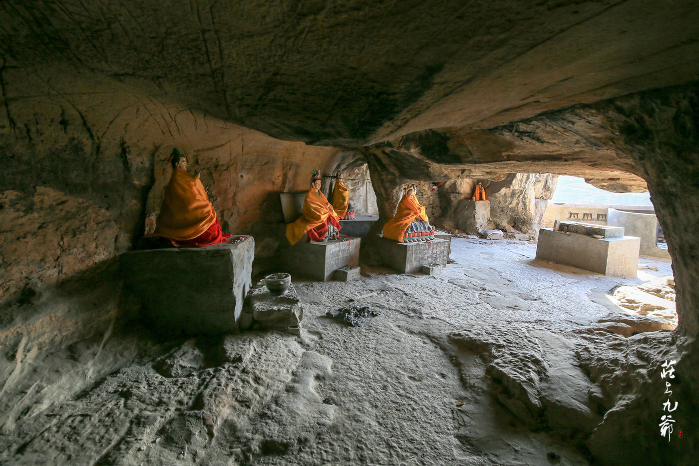 青凤山腰冶河之畔2021年第一缕阳光照进的九莲洞