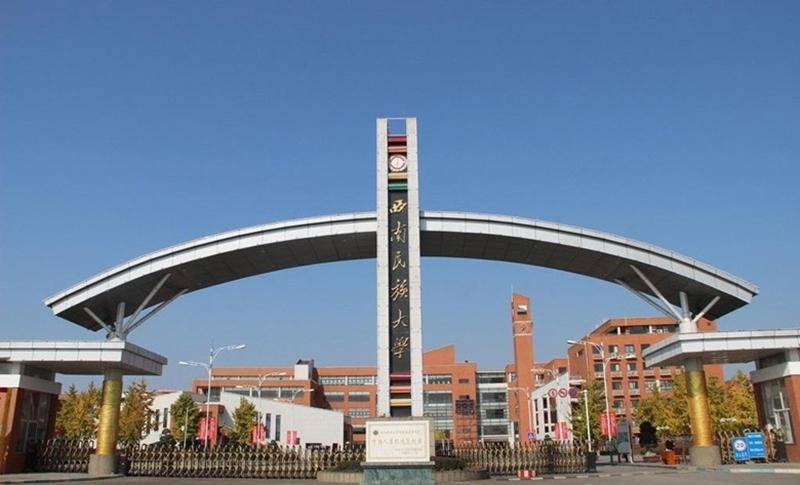 原创某部属大学校门口多名老师冒严寒拉横幅抗议在校大学生也吐槽